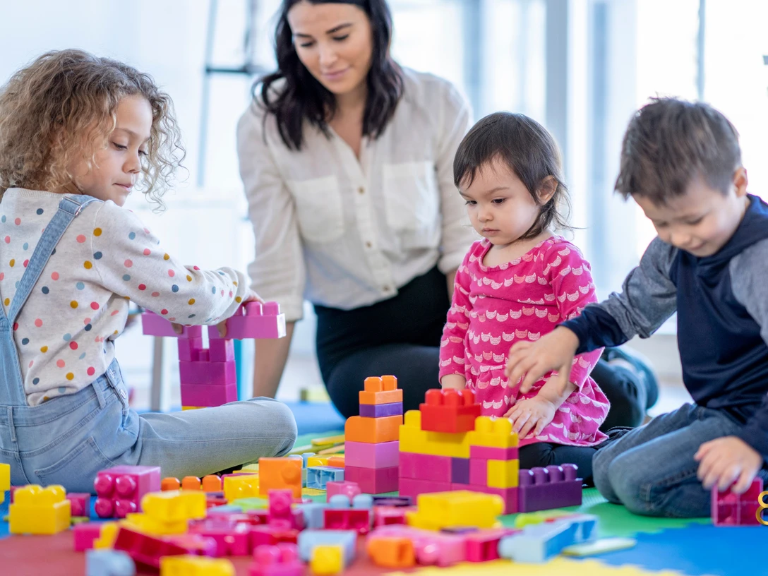 Kindertagespflege_VHS Logo 80 Jahre_Canva.png