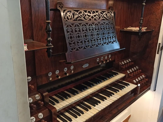 Kreutzbach-Orgel St. Nicolai Waldheim Blick auf die Manuale der Kreutzbach-Orgel in der St. Nicolai Kirche in Waldheim.