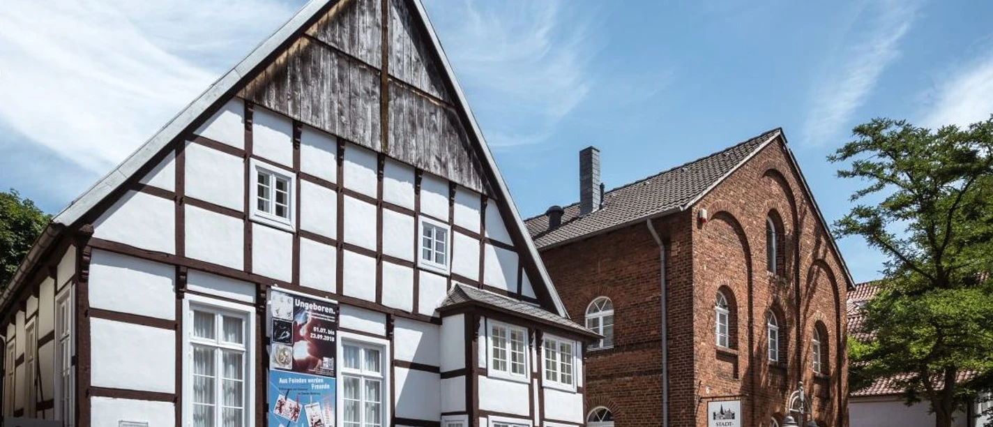 Stadtmuseum Gütersloh Fachwerkhaus und rotes Backsteingebäude des Stadtmuseums in Gütersloh unter blauem Himmel