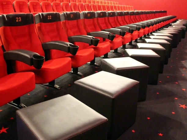 Cinemotion_IMG_0007 (c) Cinemotion_WEB.jpg Bequeme rot-schwarze Sessel im CineMotion Kino