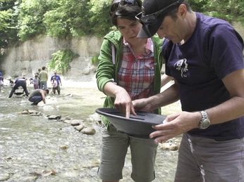 Orpaillage dans l'Entlebuch Goldwaschen in den Bächen des Napfgebiets mit Gold Prospector.Panning for gold in the streams of the Napf region with Gold Prospector.Orpaillage dans les ruisseaux de la région du Napf avec Gold Prospector.