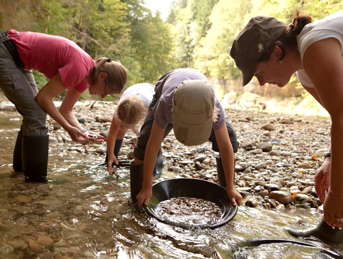 Orpaillage dans l'Entlebuch Goldwaschen in den Bächen des Napfgebiets mit Gold Prospector.Gold panning in the streams of the Napf region with Gold Prospector.Orpaillage dans les ruisseaux de la région du Napf avec Gold Prospector.