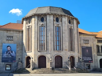 Stadttheater Bremerhaven_Fassade April 2025_zugeschnitten (c) Björn Gerken_Erlebnis Bremerhaven.jpg Außenansicht Stadttheater Bremerhaven
