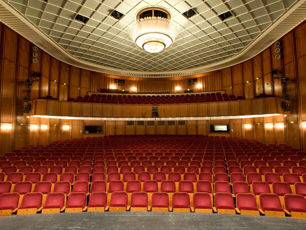Saal Großes Haus im Stadttheater Bremerhaven(c) Heiko Sandelmann_WEB.jpg Großer Saal im Stadttheater Bremerhaven