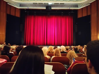 Stadttheater Bremerhaven (c) Tanja Albert_Erlebnis Bremerhaven.jpg Blick über das Publikum auf den roten Samtvorhang auf der Bühne im Stadttheater Bremerhaven