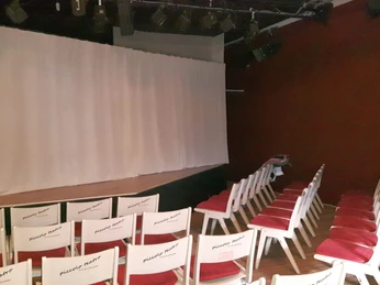 piccolo teatro Haventheater Blick über die Stuhlreihen im piccolo teatro Haventheater auf den geschlossenen Bühnenvorhang