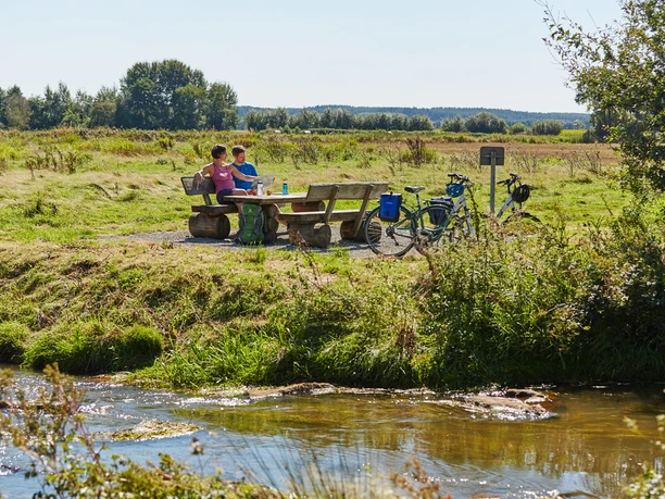 143_Radfahrer_pausieren_an_der_Ohe.1024.jpg