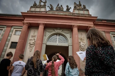 Ein Tag in Potsdam Eine Gruppe steht vor dem königlichen Kutschpferdestall am Neuen Markt