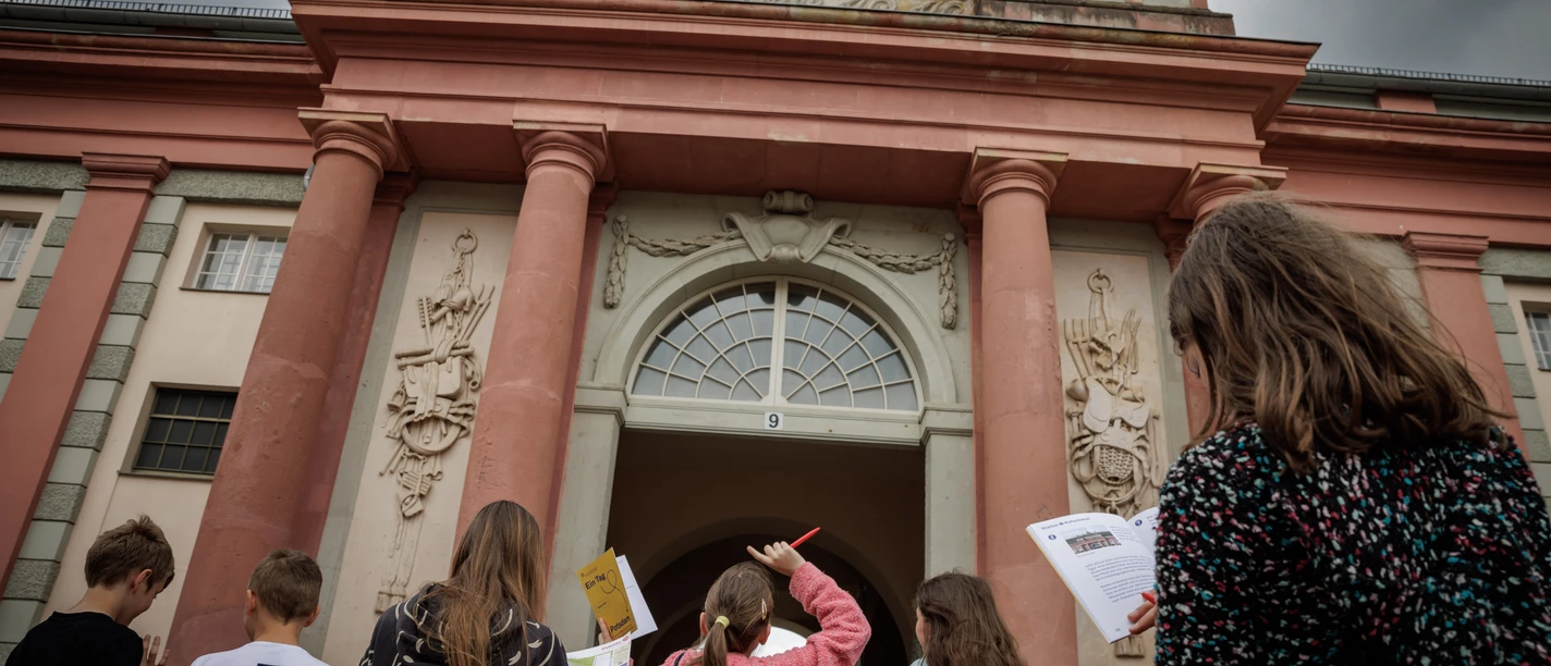 Ein Tag in Potsdam Eine Gruppe steht vor dem königlichen Kutschpferdestall am Neuen Markt