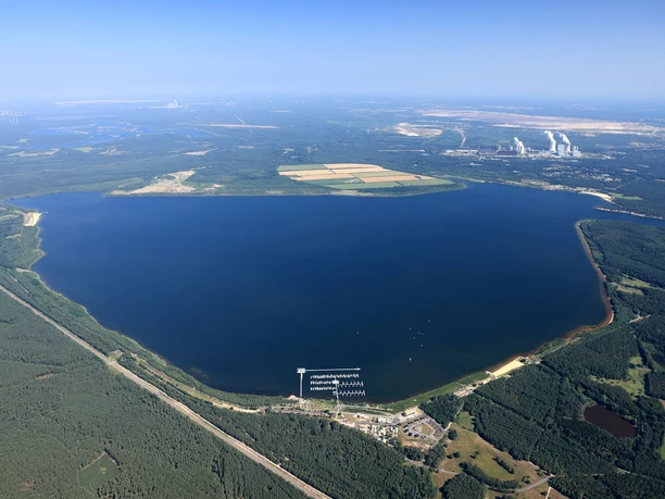 Bärwalder See mit Hafen