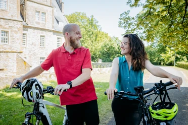 Historische Kulisse für Radtouren Radtour entlang der Schelenburg, mit Blick auf das Wasserschloss und die umliegenden Grünflächen.