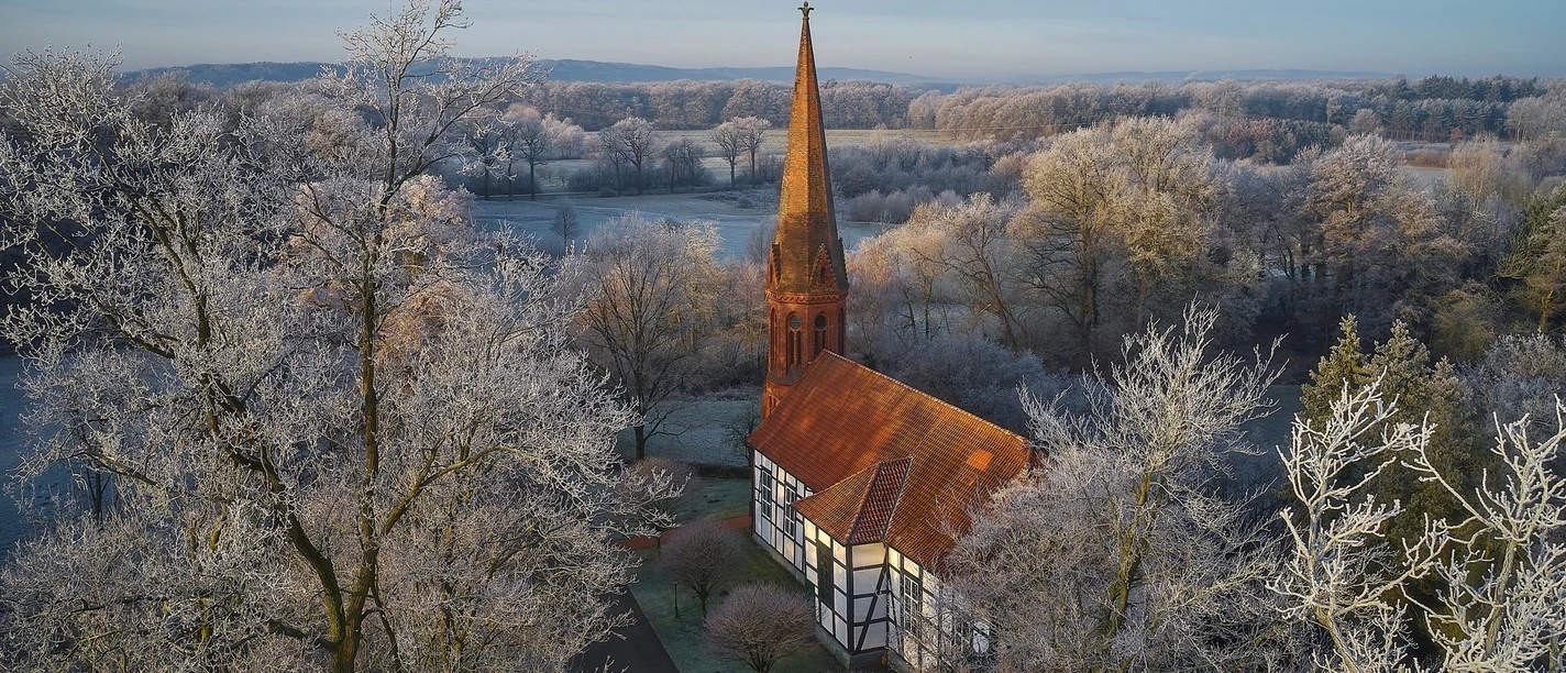 Fachwerkkirche Arenshorst Historische Fachwerkkirche Arenshorst mit markanter Fachwerkkonstruktion, eingebettet in die dörfliche Umgebung.