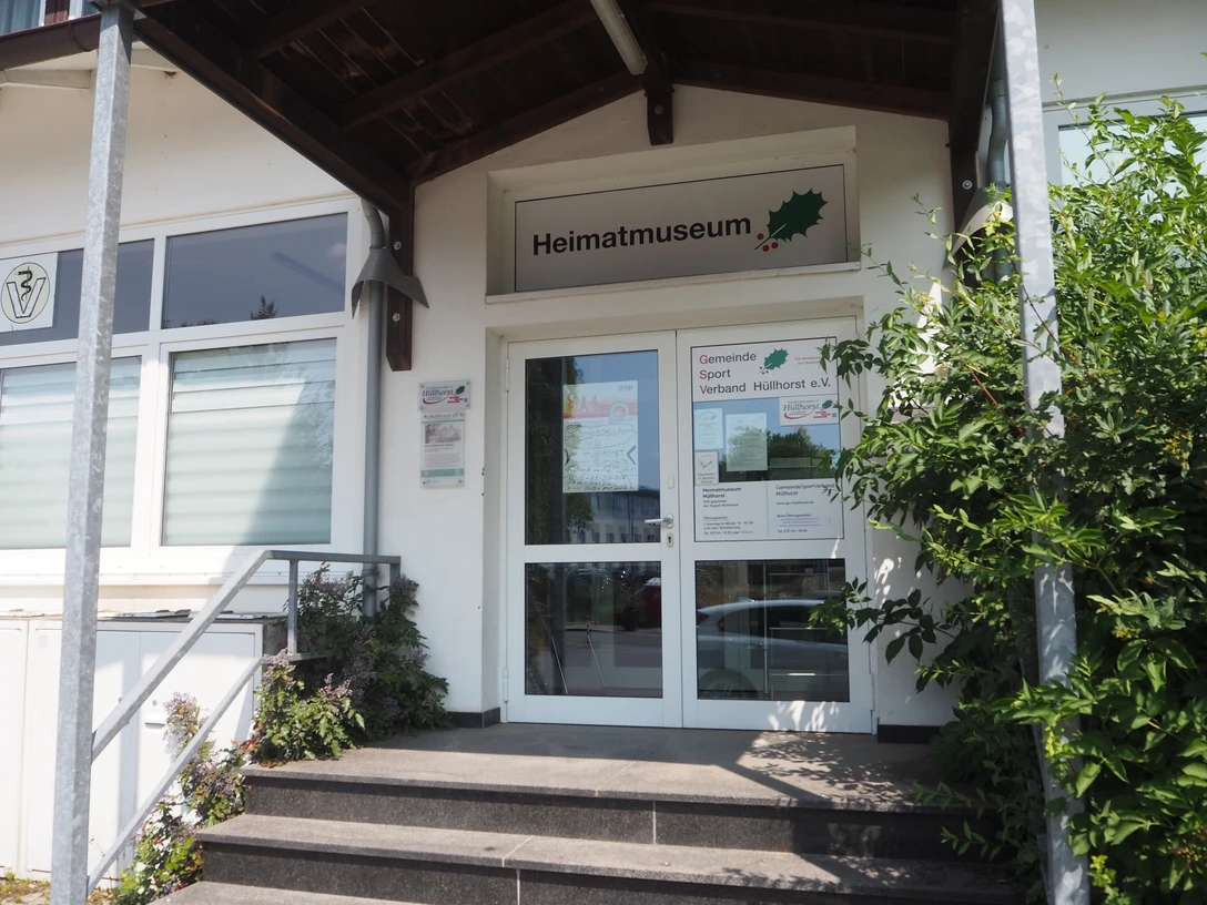 Heimatmuseum Hüllhorst Eingang des Heimatmuseums Hüllhorst mit überdachter Treppe, Glastür und Museumsschild