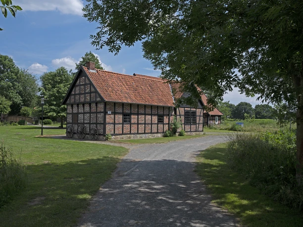 Gehöft in Bohmte im Osnabrücker Land Traditionelles Gehöft in Bohmte mit Fachwerkgebäuden, umgeben von ländlicher Kulturlandschaft.
