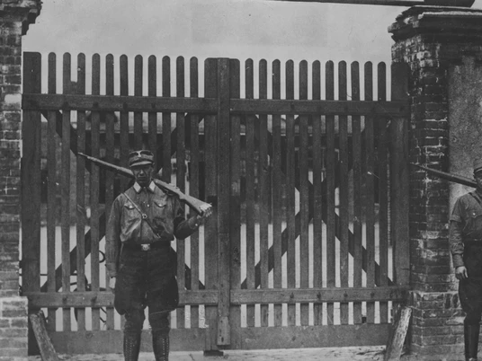 Auftakt des Terrors.png 1 /4 SA-Wache vor dem Tor des KZ Oranienburg, Juni 1933 (Propagandaaufnahme) © SZ-Photo, 00007276, Foto: Scherl
