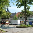 Salzgitter-Bad_Marktplatz_HD_16zu9.jpg Wochenmarkt auf dem Marktplatz in Salzgitter-Bad mit Ständen, Besuchern und Fachwerkhäusern.