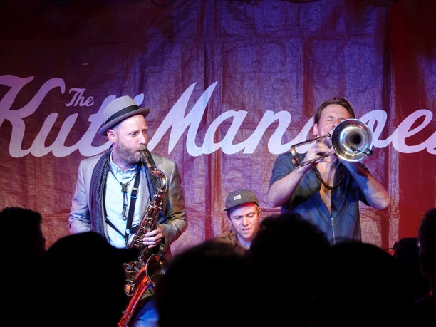 Pferdestall_Kutimangoes (c) Oliver Peuker_Erlebnis Bremerhaven_WEB.jpg Kultimangoes - drei Musiker auf der Bühne