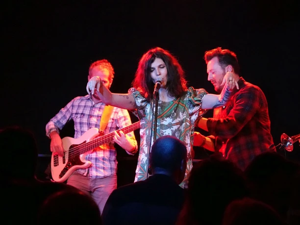 Pferdestall_Sofian Mustang (c) Oliver Peuker_Erlebnis Bremerhaven_WEB.jpg Band mit Sängerin Sofian Mustang im Pferdestall auf der Bühne