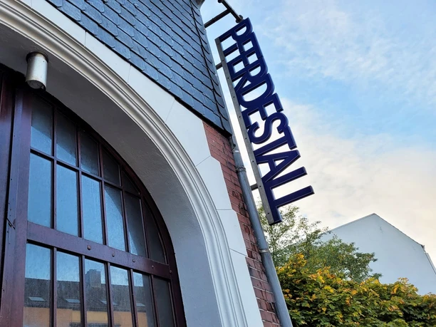 Pferdestall (c) Tanja Mehl_Erlebnis Bremerhaven_WEB.jpg Schriftzug Pferdestall am Kulturzentrum