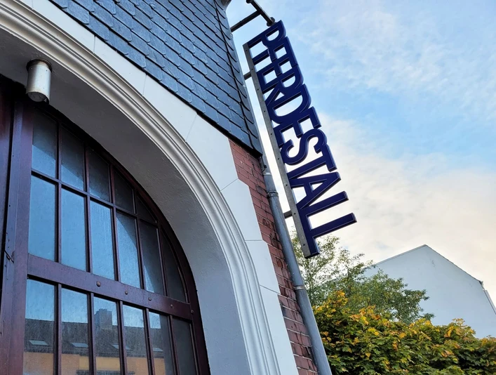 Pferdestall (c) Tanja Mehl_Erlebnis Bremerhaven_WEB.jpg Schriftzug Pferdestall am Kulturzentrum