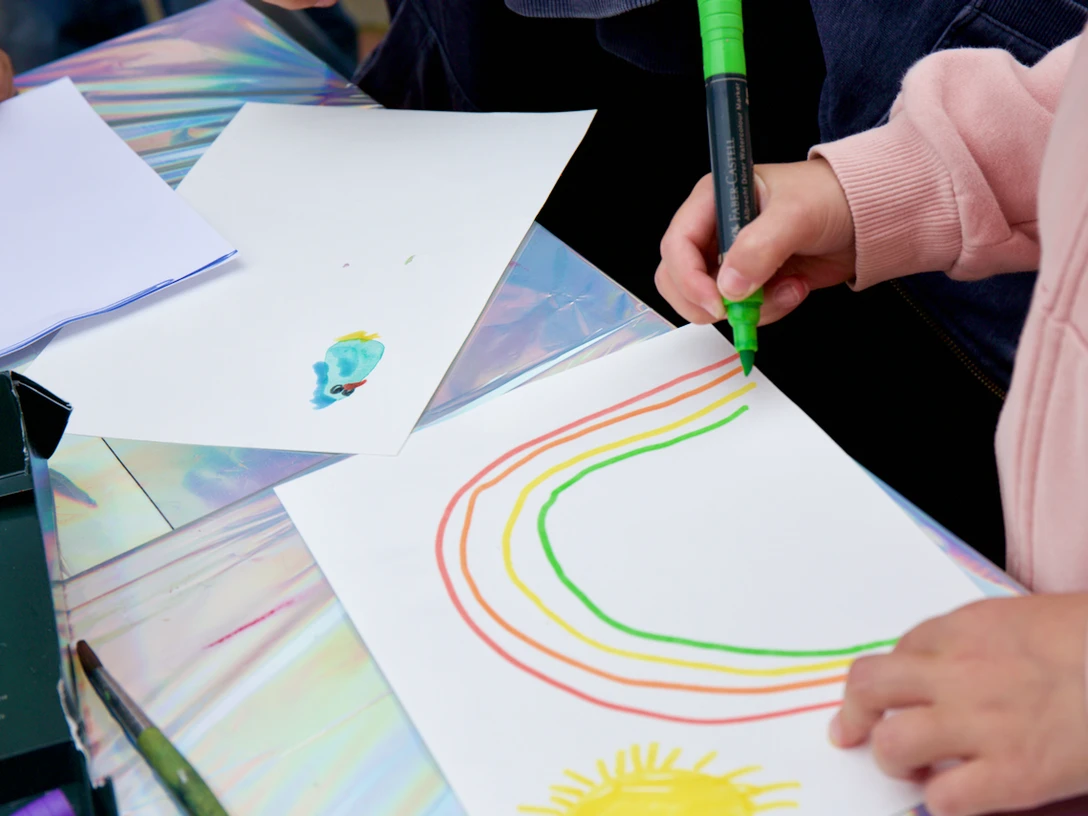 Regenbogenzeichnen mit Kindern