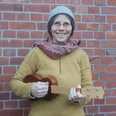 Heike Kalawinski und ihre Ukulele.jpg