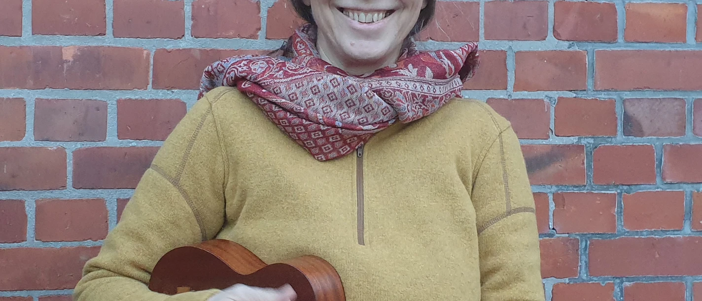 Heike Kalawinski und ihre Ukulele.jpg