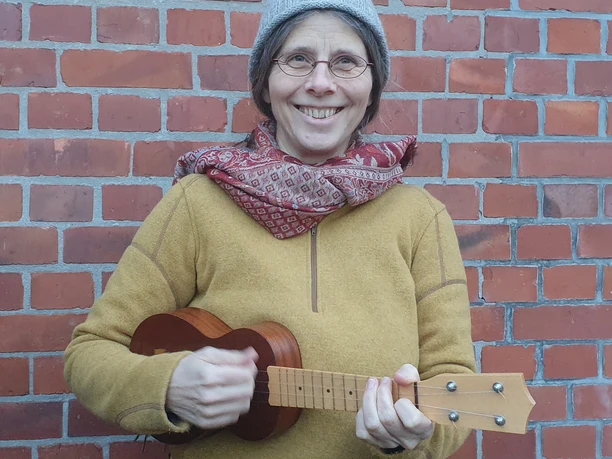 Heike Kalawinski und ihre Ukulele.jpg