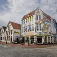 20240822- FeuerQuell Fotografie - 15.jpg Bunte Fassaden mit Wandmalerei am Café J. Bünting Coloniale in der Altstadt von Leer.