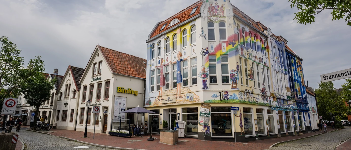 20240822- FeuerQuell Fotografie - 15.jpg Bunte Fassaden mit Wandmalerei am Café J. Bünting Coloniale in der Altstadt von Leer.
