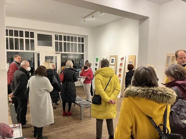 01 Accrochage16_ARa (c) Annette Rathjen_Galerie 149_WEB.JPG Besuchende in der Kunstausstellung in der BIK Galerie 149
