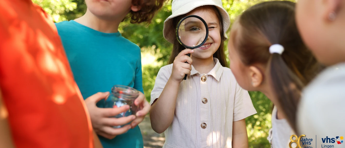 Kinder in der Natur_VHS Logo_80 Jahre_Canva.png