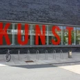 Kunstmuseum außen (c) Tanja Albert_Erlebnis Bremerhaven_WEB.jpg Kunstmuseum außen mit großer, roter Beschriftung "Kunst" auf den Fenstern