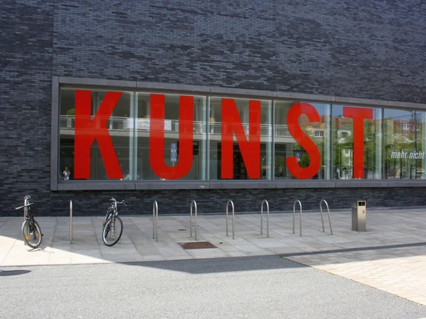 Kunstmuseum außen (c) Tanja Albert_Erlebnis Bremerhaven_WEB.jpg Kunstmuseum außen mit großer, roter Beschriftung "Kunst" auf den Fenstern