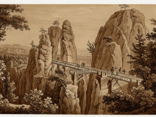 Alte Basteibrücke Blick vom Zugang Ferdinandsaussicht, sepia, Postkartenformat Sepiafarbenes historisches Bild der Basteibrücke mit Holzgeländer und Menschen auf der Brücke