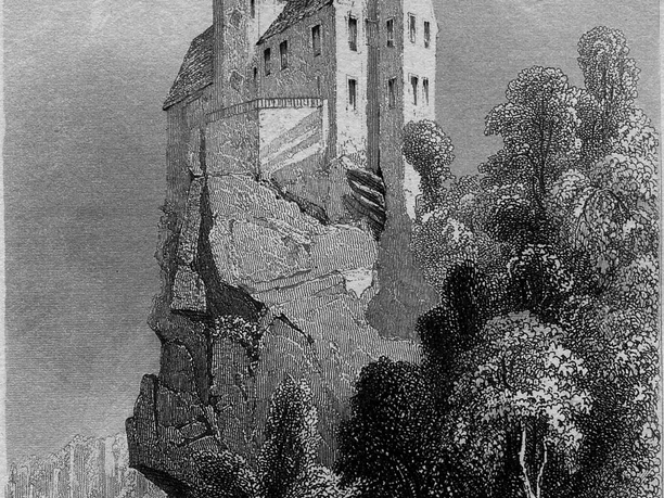 Burg auf einem Felsen, im Vordergrund Bäume