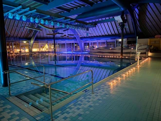 Freizeitbad_Brunsbüttel_Candlelight-Schwimmen © Freizeitbad Brunsbüttel GmbH.jpg