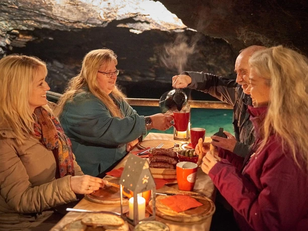 Gemütlichkeit mit Glühwein und Gebäck