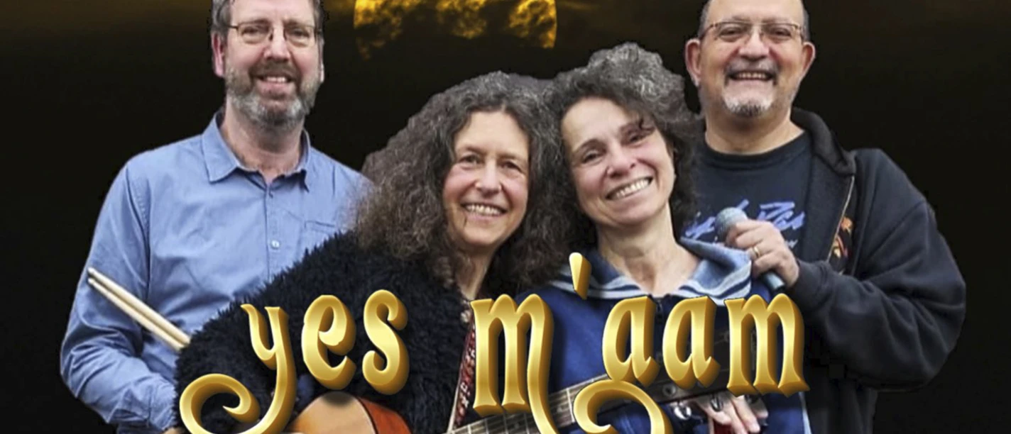 Yes M'aam Apen.jpg Vier fröhliche Musiker mit Instrumenten vor dunklem Hintergrund und goldenem Schriftzug Yes M’aam