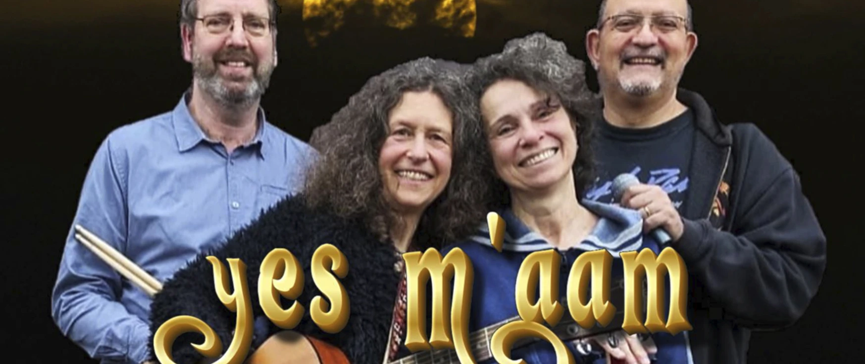 Yes M'aam Apen Touristik.jpg Vier fröhliche Musiker mit Instrumenten vor dunklem Hintergrund und goldenem Schriftzug Yes M’aam