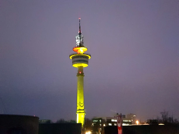 Richtfunkturm 20200107_075542 (c) Tanja Albert_Erlebnis Bremerhaven_WEB.jpg Bunt angestrahlter Richtfunkturm/Radarturm