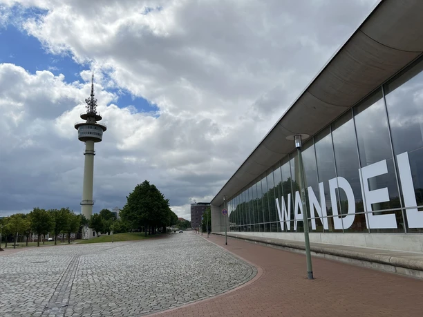 Richtfunkturm IMG_1465 (c) Tanja Mehl_Erlebnis Bremerhaven_WEB.JPG Blick entlang der Glasfront des Deutschen Schifffahrtsmuseums auf den Radaturm/Richtfunkturm