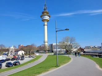 Radarturm 20220419_141723 (c) Tanja Mehl_Erlebnis Bremerhaven_WEB.jpg Blick auf den Radarturm (Richtfunkturm) vor strahlend blauem Himmel