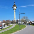 Radarturm 20220419_141723 (c) Tanja Mehl_Erlebnis Bremerhaven_WEB.jpg Blick auf den Radarturm (Richtfunkturm) vor strahlend blauem Himmel