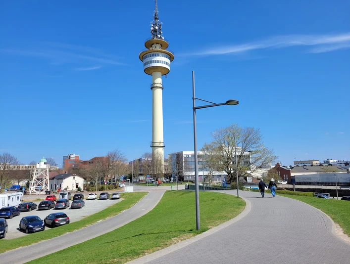 Radarturm 20220419_141723 (c) Tanja Mehl_Erlebnis Bremerhaven_WEB.jpg Blick auf den Radarturm (Richtfunkturm) vor strahlend blauem Himmel