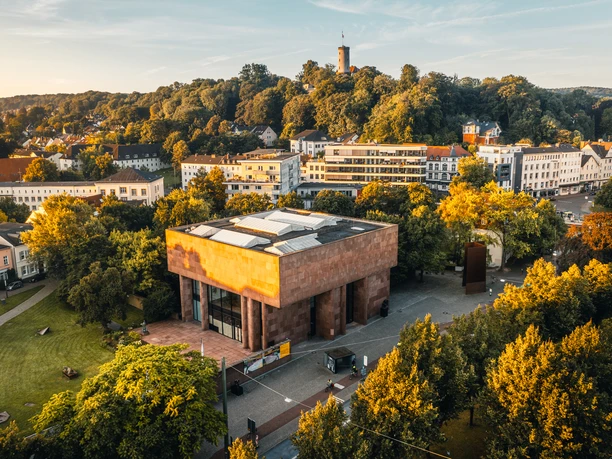 Kunsthalle Bielefeld mit Sparrenburg im Hintergrund.jpg