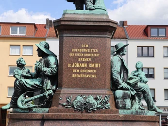 IMG_6522 (c) Taurean Reddeck_Erlebnis Bremerhaven_CC0-Lizenz_WEB.JPG Sockel mit Figuren vom Bürgermeister Smidt Denkmal