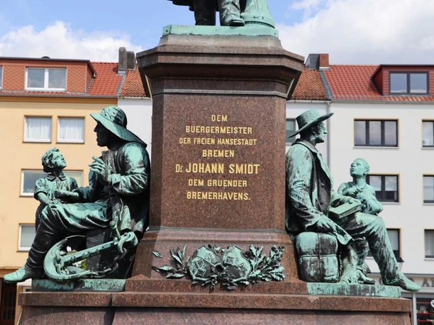 IMG_6522 (c) Taurean Reddeck_Erlebnis Bremerhaven_CC0-Lizenz_WEB.JPG Sockel mit Figuren vom Bürgermeister Smidt Denkmal