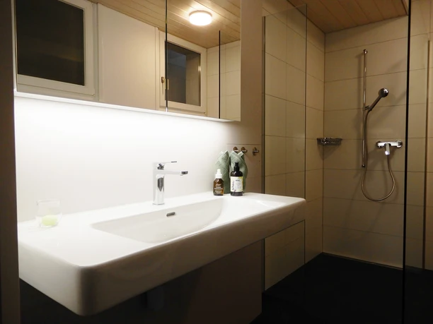Ferienwohnung Roos Ohmstal Modernes Badezimmer der Ferienwohnung Roos Ohmstal mit grossem Waschbecken und ebenerdiger Dusche