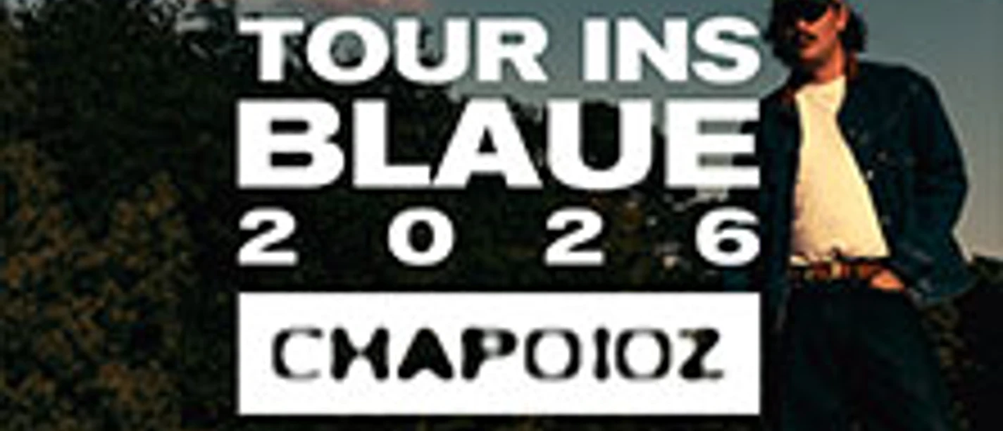 Werbeplakat mit Person im Freien und Schriftzug zur Tour Ins Blaue 2026.